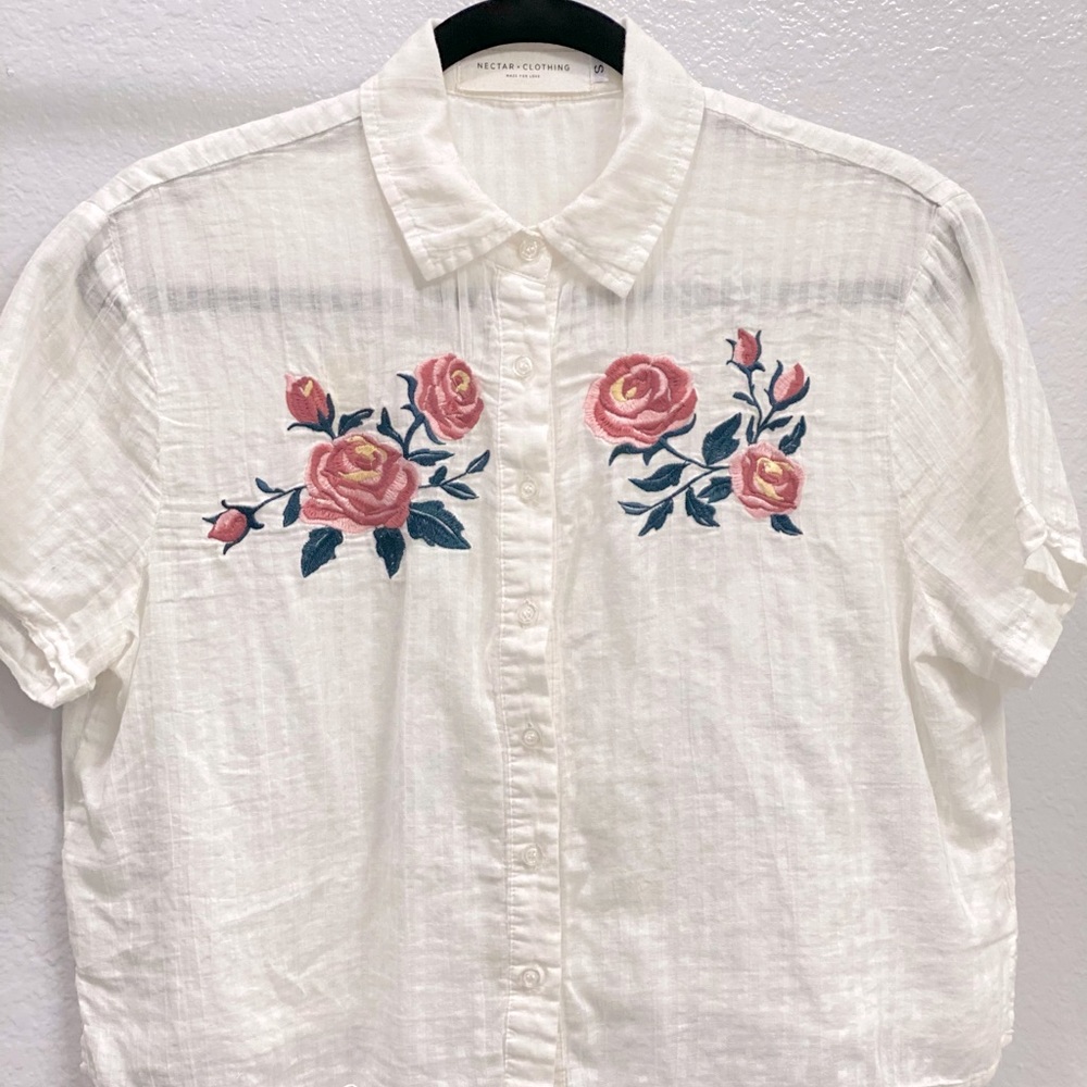 BUTTON-UP COLLARED CROPPED SHIRT